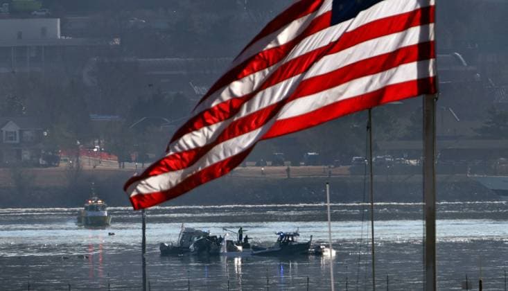 Bilder des Jahres 2025, News 01 Januar News Themen der Woche KW05 News Bilder des Tages January 30, 2025, Washington, District of Columbia, USA: Recovery efforts continue in the Potomac River near Alexandria, Va., following a passenger jet with 64 people aboard collided with an Army Black Hawk helicopter above Ronald Reagan Washington National Airport in Arlington. All 67 passengers and crew are feared dead. Washington USA - ZUMAg208 20250130_aap_g208_004 Copyright: xCarolxGuzyx