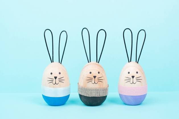 Osterhase oder Kaninchengruppe, Feiertagshintergrund und Grußkarte, bemaltes Holzei Easter bunny or rabbit group, holiday background and greeting card, painted wooden egg Copyright: xZoonar.com BeritxKesslerx 22732637