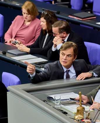Migrationsdebatte im Bundestag: Bernd Baumann (AfD) EUR, DEU, Berlin, 29.01.2025: Fingerzeig ins Publikum - Bernd Baumann - parlamentarischer Geschäftsführer der AfD- Bundestagsfraktion beschwert sich - während der Migrationsdebatte im Bundestag, bei der Bundestagspräsidentin wegen einer Störung und Behinderung der Fraktionsvorsitzenden Alice Weidel *** Migration debate in the Bundestag Bernd Baumann AfD EUR, DEU, Berlin, 29 01 2025 Finger pointing into the audience Bernd Baumann parliamentary director of the AfD parliamentary group complains to the President of the Bundestag during the migration debate in the Bundestag because of a disturbance and obstruction of the parliamentary group leader Alice Weidel