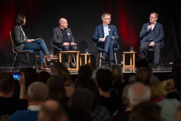 News Themen der Woche KW05 News Bilder des Tages Mission Silberlocke Silberlocken rocken - Moderatiorin Blanka Weber (l-r) interviewt die drei erfahrenen Linken-Politiker Gregor Gysi, Dietmar Bartsch und Bodo Ramelow, die sich als als Bundestagskandidat zur Wahl stellen, im Großen Konzertsaal im Haus der sozialen Dienste in Erfurt. Erfurt Thüringen Deutschland *** Mission Silberlocke Silberlocken rock Presenter Blanka Weber l r interviews the three experienced left-wing politicians Gregor Gysi, Dietmar Bartsch and Bodo Ramelow, who are standing for election as Bundestag candidates, in the large concert hall in the Haus der sozialen Dienste in Erfurt Erfurt Thuringia Germany