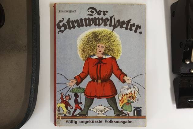 Buch Der Struwwelpeter von Heinrich Hoffmann, Volksausgaven von ca. 1930, Schulmuseum Friedrichshafen, Baden-Württemberg, Deutschland, Europa Book The Struwwelpeter by Heinrich Hoffmann, Volksausgaven from approx. 1930, Friedrichshafen School Museum, Baden-Württemberg, Germany, Europe Copyright: imageBROKER KarlxF.xSchöfmann iblkas11628932.jpg