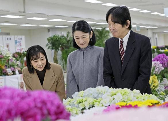 Entertainment Themen der Woche KW05 Japanese crown prince s family Japanese Crown Prince Fumihito, Crown Princess Kiko (C) and their daughter Princess Kako visit a flower exhibition in Tokyo on Jan. 31, 2025. (Pool photo)  A14AA0004073806P