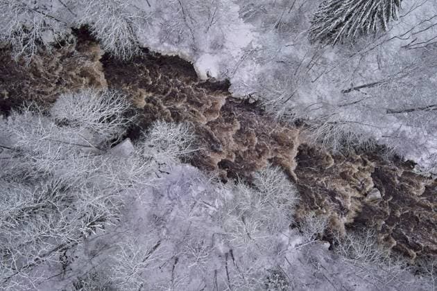 Creative Highlights World Luftaufnahme einer winterlichen Flusslandschaft, schneebedeckte Äste, Bäume und Boden, Nukarinkoski, Nurmijärvi, Finnland, Europa Aerial view of winter river landscape, snow covered branches, trees and ground, Nukarinkoski, Nurmijärvi, Finland, Europe Copyright: imageBROKER RaimoxBergroth ibxrab12378054.jpg
