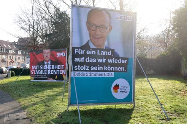 Bundestagswahlkampf 2025 Wahlplakate der CDU, Friedrich Merz, dahinter die SPD mit Olaf Scholz. Münster, Nordrhein-Westfalen, DEU, Deutschland, 31.01.2025 *** Bundestag election campaign 2025 election posters of the CDU, Friedrich Merz, behind him the SPD with Olaf Scholz Münster, North Rhine-Westphalia, DEU, Germany, 31 01 2025