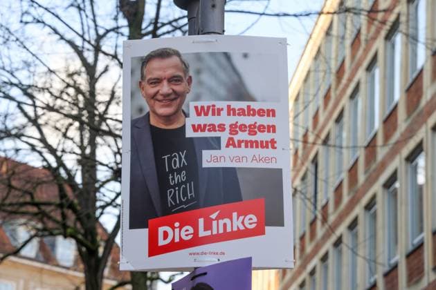 Bundestagswahlkampf 2025 Wahlplakate der Partei Die Linke. Wir haben was gegen Armut. Jan van Aken. Münster, Nordrhein-Westfalen, DEU, Deutschland, 31.01.2025 *** Bundestag election campaign 2025 Election posters of the party Die Linke We have something against poverty Jan van Aken Münster, North Rhine-Westphalia, DEU, Germany, 31 01 2025