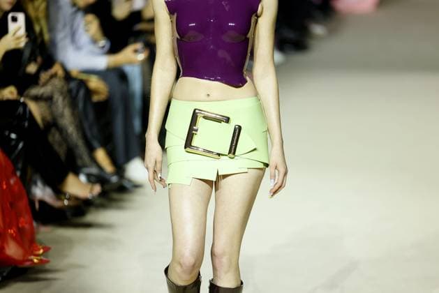 Models auf dem Laufsteg mit einem Logo bei der Marina Hoermanseder Modenschau am 31.01.2025 im Rahmen der Fashion Week 2025 in Berlin Fashion Week Berlin - Marina Hoermanseder Modenschau