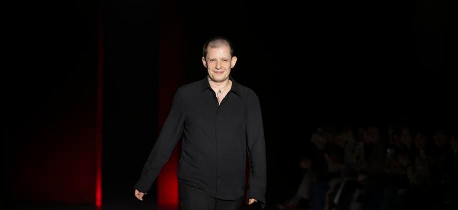 Fashion in Motion: Eden Loweth (photo) x Maggi Hambling at the V&A, London, UK, on 31st Jan, 2025 V&A, London, UK. 31st Jan, 2025. Fashion in Motion: Eden Loweth (photograph) x Maggi Hambling. Free catwalk shows present an evocative new collection created by designer Eden Loweth (photograph) in response to artist Maggi Hambling™s work. The showcase bring together the dynamism of Hambling s paintings with the individuality of Loweth s designs to reflect the shared rebellious spirit underpinning both their creative processes. Maggi Hambling is regarded as one of the UK™s greatest artists, and her work is held in public collections around the world. Eden Loweth gained renown as a co-founder of ART SCHOOL, a genderless fashion label that ce  Copyright: xMalcolmxParkx xAvalonx 0959179994