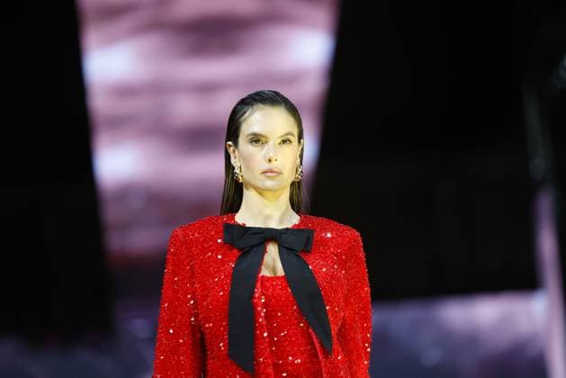 Alessandra Ambrosio auf dem Laufsteg bei der Marc Cain - Parallel Universe - Modenschau am 31.01.2025 im Rahmen der Fashion Week Berlin im Kraftwerk in Berlin Fashion Week Berlin 2025 - Marc Cain Show