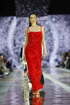 Alessandra Ambrosio auf dem Laufsteg bei der Marc Cain - Parallel Universe - Modenschau am 31.01.2025 im Rahmen der Fashion Week Berlin im Kraftwerk in Berlin Fashion Week Berlin 2025 - Marc Cain Show