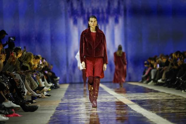 Model Celine Bethmann auf dem Laufsteg bei der Marc Cain - Parallel Universe - Modenschau am 31.01.2025 im Rahmen der Fashion Week Berlin im Kraftwerk in Berlin Fashion Week Berlin 2025 - Marc Cain Show