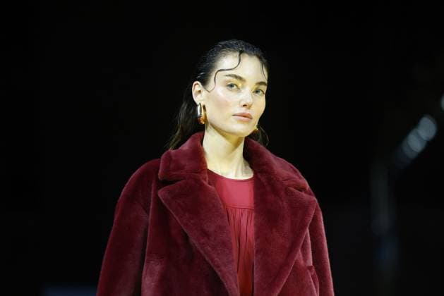 Model Celine Bethmann auf dem Laufsteg bei der Marc Cain - Parallel Universe - Modenschau am 31.01.2025 im Rahmen der Fashion Week Berlin im Kraftwerk in Berlin Fashion Week Berlin 2025 - Marc Cain Show
