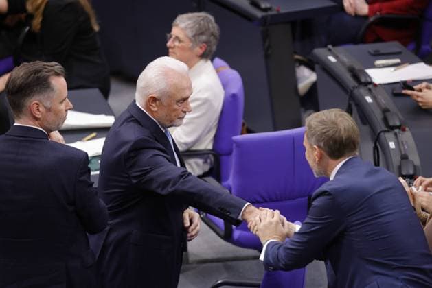 News Bilder des Tages Wolfgang Kubicki (FDP), Christian Lindner, Deutschland, Berlin, Reichstag. Der Bundestag hat das sogenannte Zustrombegrenzungsgesetz der CDU CSU-Fraktion mit knapper Mehrheit abgelehnt. *** Wolfgang Kubicki FDP , Christian Lindner, Germany, Berlin, Reichstag The Bundestag has rejected the CDU CSU parliamentary groups so-called influx limitation law by a narrow majority