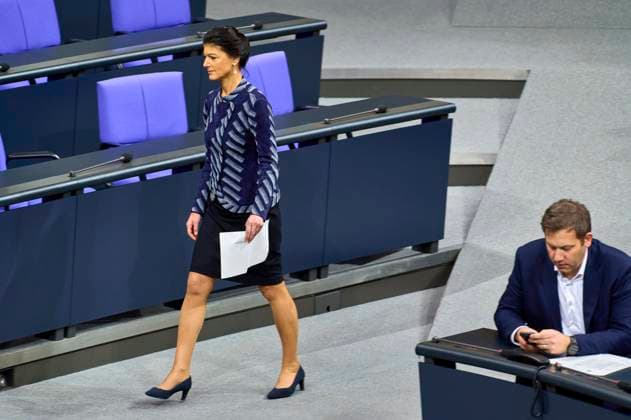 211. Sitzung des Deutschen Bundestag: Zustrombegrenzungsgesetz - Wagenknecht EUR, DEU, Berlin, 31.01.2025: v.l.n.r.Vor der Abstimmung - Rede von Sarah Wagenknecht. Beratung des von der Fraktion der CDU CSU eingebrachten Entwurfs eines Gesetzes zur Begrenzung des illegalen Zustroms von Drittstaatsangehörigen nach Deutschland. *** 211 Session of the German Bundestag Influx Limitation Act Wagenknecht EUR, DEU, Berlin, 31 01 2025 v l n r Before the vote Speech by Sarah Wagenknecht Debate on the draft law introduced by the CDU CSU parliamentary group to limit the illegal influx of third-country nationals to Germany