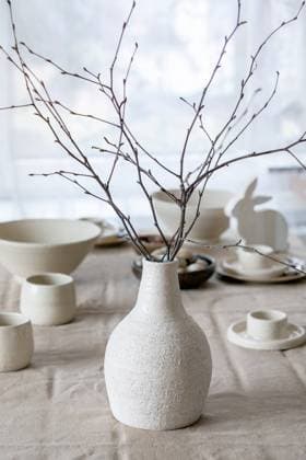 Frühlingsbirkenzweige in weißer Keramikvase Spring birch branches in white ceramic vase standing on table with linen tablecloth and Easter decorations. Copyright: xZoonar.com NATASHAxBREENx 22727551