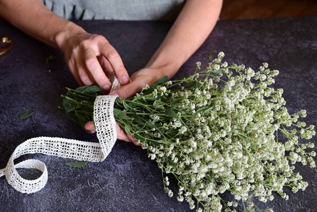 Florist bei der Arbeit. Wie man einen Schleierkraut-Hochzeitskranz macht, Schritt für Schritt, Anleitung. Florist bei der Arbeit. Wie man einen Schleierkraut-Hochzeitskranz macht, Schritt für Schritt, Anleitung. Copyright: xZoonar.com SvetlanaxVerbitskayax 22727266