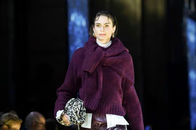 Model auf dem Catwalk bei der Fashion Show von Marc Cain am 31. Januar 2024 im Kraftwerk Berlin in Berlin. Berlin Deutschland