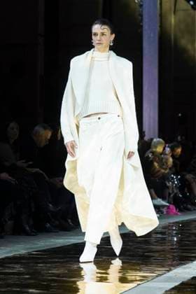 Model auf dem Catwalk bei der Fashion Show von Marc Cain am 31. Januar 2024 im Kraftwerk Berlin in Berlin. Berlin Deutschland