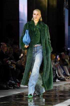 Model auf dem Catwalk bei der Fashion Show von Marc Cain am 31. Januar 2024 im Kraftwerk Berlin in Berlin. Berlin Deutschland