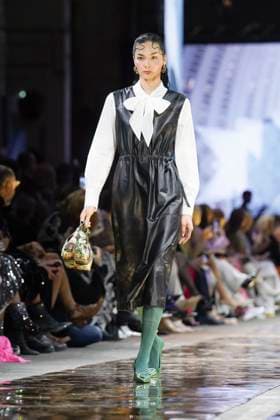 Model auf dem Catwalk bei der Fashion Show von Marc Cain am 31. Januar 2024 im Kraftwerk Berlin in Berlin. Berlin Deutschland