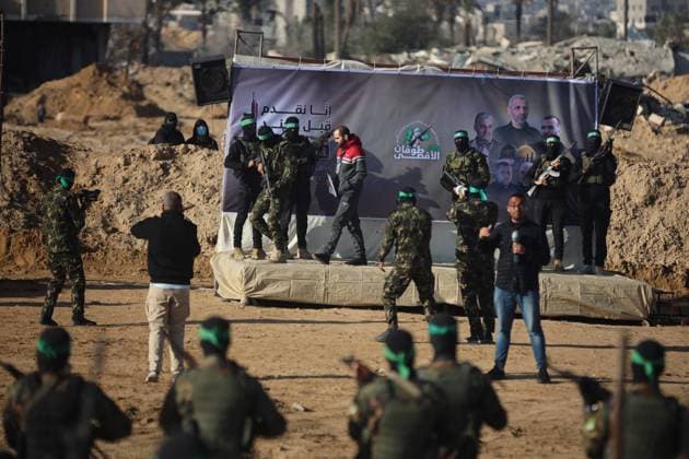 News Themen der Woche KW05 Palestinian militant group Hamas fighters escort Israeli-French hostage Ofer Kalderon Palestinian militant group Hamas fighters escort Israeli hostage Yarden Bibas on a stage before handing him over to a Red Cross team in Khan Yunis on February 1, 2025, as part of fourth hostage-prisoner exchange. Photo by Majdi Fathi apaimages Khan Yunis Gaza Strip Palestinian Territory 010225_Khan_Yunis_MF_00(10) Copyright: xapaimagesxMajdixFathi xapaimagesx