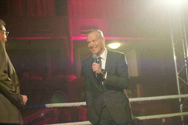 Entertainment Themen der Woche KW05 Politboxen in Rendsburg Politboxen in Rendsburg. Henry Maske (i. B. re.) ehemaliger deutscher Boxer, der in den 1980er Jahren als Amateur große Erfolge unter anderem als Olympiasieger 1988 im Mittelgewicht feierte und anschließend Weltmeister bei den Profis war, wird von Moderator Stefan Joachim Dohm (li. nicht ganz zu erkennen) begrüßt. Aufnahme vom 31.01.2025, Rendsburg *** Political boxing in Rendsburg Political boxing in Rendsburg Henry Maske i B re former German boxer, who celebrated great success as an amateur in the 1980s, including as Olympic middleweight champion in 1988, and was subsequently world champion in the professional ranks, is greeted by presenter Stefan Joachim Dohm li not quite recognizable Photo taken on 31 01 2025