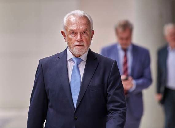 211. Sitzung des Deutschen Bundestag: Zustrombegrenzungsgesetz - Kubicki EUR, DEU, Berlin, 31.01.2025: Nach der verlorenen Abstimmung - Wolfgang Kubicki stellvertretender Bundesvorsitzende der FDP ist verwundert über die verlorene Abstimmung. Beratung des von der Fraktion der CDU CSU eingebrachten Entwurfs eines Gesetzes zur Begrenzung des illegalen Zustroms von Drittstaatsangehörigen nach Deutschland. *** 211 Session of the German Bundestag Influx Limitation Act Kubicki EUR, DEU, Berlin, 31 01 2025 After the lost vote Wolfgang Kubicki Deputy Federal Chairman of the FDP is surprised about the lost vote Deliberation on the draft law introduced by the CDU CSU parliamentary group to limit the illegal influx of third-country nationals to Ger