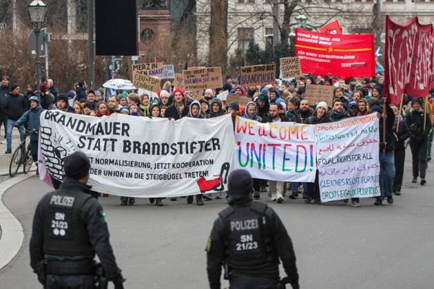 Bilder des Jahres 2025, News 02 Februar News Themen der Woche KW05 News Bilder des Tages Leipzig - Mehr als 9.000 Menschen: Demonstration gegen CDU und AfD, Polizei mit Großaufgebot vor Ort 01.02.2025 ab 15 Uhr Stadtgebiet Leipzig Nach einer Großdemonstration mit rund 5.000 Menschen am Donnerstag in der Leipziger Innenstadt haben sich am Samstagnachmittag erneut mehrere Tausend Menschen in der Messestadt versammeln. Organisiert wurde die auf dem Wilhelm-Leuschner-Platz stattfindende Versammlung wieder von mehreren Bündnissen wie Prisma Leipzig , Widersetzen Leipzig , der Gewerkschaft Verdi, Omas gegen Rechts , Hand in Hand für Demokratie und Leipzig nimmt Platz . Nach einer Anfangskundgebung auf dem Leuschner-Platz schloss sich ein Demo-Aufzug über den Leipziger Stadtring in die Innenstadt an. Nach Angaben der Poliz Copyright: xEHLxMedia BjörnxStachx 20250201_grossdemo-cdu-afd-leipzig_26