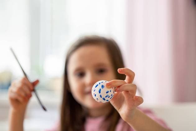 Frohe Ostern. Nettes kleines Kind Mädchen Malerei Ostereier. Kind zeichnet blaue und rote Wasserfarben auf Osterei. Happy Easter. Cute little child girl painting Easter eggs. Kid draws blue and red water colors on easter egg. Selective focus ,model released, Symbolfoto Copyright: xZoonar.com LARISAxSHPINEVAx 22725413 ,model released, Symbolfoto ,property released
