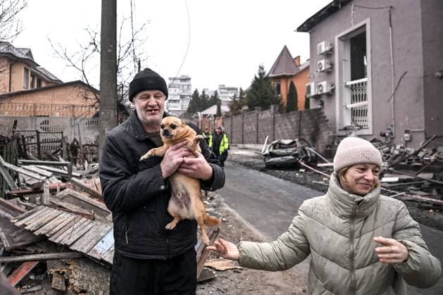 News Themen der Woche KW05 News Bilder des Tages Aftermath of massive Russian drone attack on Zaporizhzhia A man holds a dog outside a house damaged by a massive Russian drone attack in Zaporizhzhia, Ukraine, on February 1, 2025. Zaporizhzhia Ukraine  Copyright: xDmytroxSmolienkox originalFilename: ukrinform-aftermat250201_npNOL.jpg