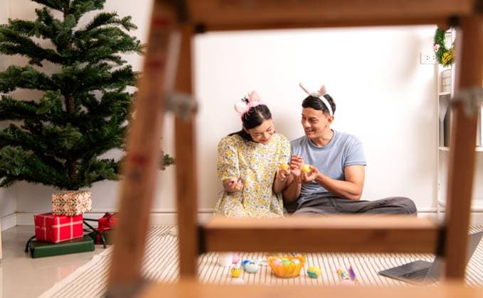 Ein junges Paar gestaltet und bemalt Ostereier zu Ostern A young couple is designing and painting Easter eggs on Easter ,model released, Symbolfoto Copyright: xZoonar.com SunanxWongsa-ngax 22742023 ,model released, Symbolfoto ,property released