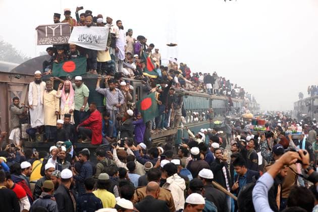 Bilder des Jahres 2025, News 02 Februar News Themen der Woche KW05 News Bilder des Tages February 2, 2025, Tongi, Gazipur, Bangladesh: After the 1st phase of Biswa Ijtema (world ijtema) at Tongi in Gazipur, the pilgrims are returning in an overcrowded train. Biswa Ijtema is the second largest Muslim gathering in the world. Millions of people from all over the country and abroad participate in Ijtema every year. Tongi Bangladesh - ZUMAk174 20250202_zip_k174_016 Copyright: xSyedxMahabubulxKaderx