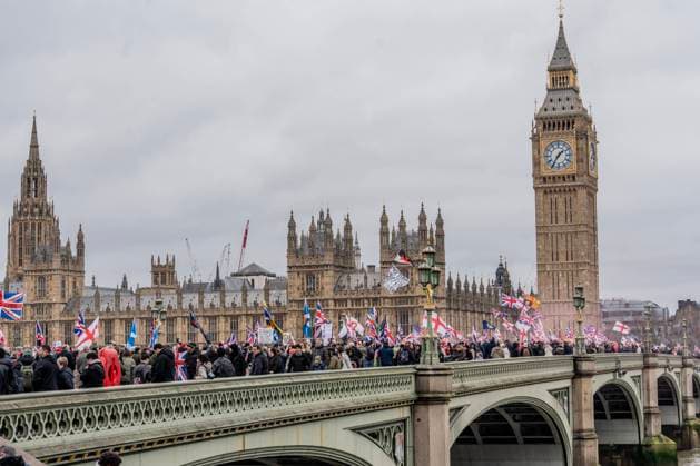 Bilder des Jahres 2025, News 02 Februar News Themen der Woche KW05 February 1, 2025, London, United Kingdom: Protesters hold flags as they cross the Westminster Bridge during the demonstration. The far right converged around Whitehall to protest against the incarceration of Tommy Robinson who has been in isolation in HMP Woodhill for over 13 weeks. Far-right activist Robinson has been jailed for 18 months for contempt of court. London United Kingdom - ZUMAs197 20250201_aaa_s197_281 Copyright: xLabxKyxMox