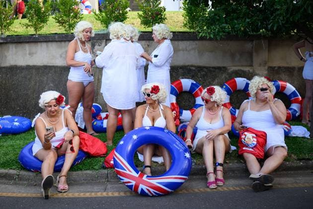 Bilder des Jahres 2025, Entertainment 02 Februar Entertainment Themen der Woche KW05 Entertainment Bilder des Tages February 2, 2025, Adelaide, Australia: A group of Marilyn Monroe lookalikes seen relaxing on the lawn before the Marilyn Jetty Swim event begins. A record-breaking 765 Marilyn Monroe lookalikes took part in the Marilyn Jetty Swim at Brighton Jetty, Adelaide, South Australia. The Marilyn Jetty Swim was founded in 2014 by the founding Marilyn, Sarah Tinney, who organized the event after losing her mother to cancer. It has since become an annual event aimed at raising funds for vital prevention, research, and support programs that help Cancer Council SA reduce the rate and impact of cancer for all South Australians. Over the past 10 years, the event has raised over AUD 1.3 million. Adelaide Australia - ZUMAs197 20250202_aaa_s197_041 Copyright: xGeorgexChanx