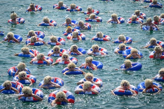Bilder des Jahres 2025, News 02 Februar News Themen der Woche KW05 News Bilder des Tages February 2, 2025, Adelaide, Australia: Marilyn Monroe lookalikes seen swimming at Brighton Jetty during the Marilyn Jetty Swim event. A record-breaking 765 Marilyn Monroe lookalikes took part in the Marilyn Jetty Swim at Brighton Jetty, Adelaide, South Australia. The Marilyn Jetty Swim was founded in 2014 by the founding Marilyn, Sarah Tinney, who organized the event after losing her mother to cancer. It has since become an annual event aimed at raising funds for vital prevention, research, and support programs that help Cancer Council SA reduce the rate and impact of cancer for all South Australians. Over the past 10 years, the event has raised over AUD 1.3 million. Adelaide Australia - ZUMAs197 20250202_aaa_s197_077 Copyright: xGeorgexChanx
