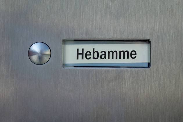 Klingelschild mit dem Schriftzug Hebamme Klingelschild mit dem Schriftzug Hebamme, 02.02.2025, Borkwalde, Brandenburg, In einem Klingelschild befindet sich der Schriftzug Hebamme. *** Doorbell sign with the lettering Hebamme Doorbell sign with the lettering Hebamme, 02 02 2025, Borkwalde, Brandenburg, In a doorbell sign is the lettering Hebamme