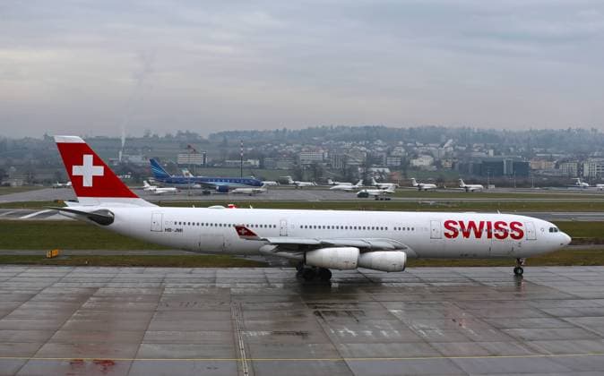 Ein Passagierflugzeug der Fluggesellschaft vom Typ mit der Kennung auf dem Flughafen Zürich-Kloten (ZRH). Zürich Kanton Zürich Schweiz *** An airline passenger aircraft of the type with the registration number at Zurich Kloten Airport ZRH Zurich Canton Zurich Switzerland
