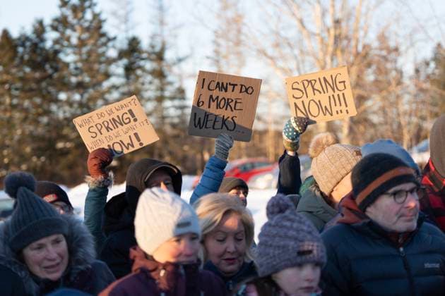 Kanada, Murmeltiertag 2025, Groundhog Day im Shubenacadie Wildlife Park in Nova Scotia February 2, 2025, Subenacadie, Ns, Canada: Revellers display signs while waiting for Shubenacadie Sam to emerge from her burrow at a Groundhog Day event at the Shubenacadie Wildlife Park in Nova Scotia on Sunday, Feb. 2, 2025. Sam saw her shadow and predicts six more weeks of winter. Subenacadie Canada  - ZUMAc35_ 20250202_zaf_c35_005 Copyright: xDarrenxCalabresex