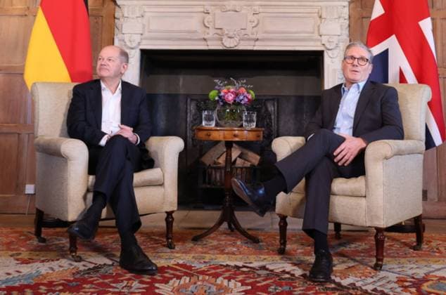 News Themen der Woche KW05 News Bilder des Tages Bundeskanzler und Great Britain 02.02.2025, Great Britain, Chequer Castle, Landsitz des Premierministers Keir Stamer , hier mit einem Treffen und Spaziergang des Bundeskanzlers Olaf Scholz, Themen: NATO und USA Trump Ashlebury Great Britain Great Britain *** Federal Chancellor and Great Britain 02 02 2025, Great Britain, Chequer Castle, country residence of Prime Minister Keir Stamer , here with a meeting and walk by Federal Chancellor Olaf Scholz, topics NATO and USA Trump Ashlebury Great Britain Great Britain