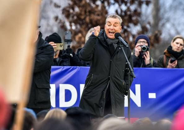 Bilder des Jahres 2025, News 02 Februar News Themen der Woche KW05 News Bilder des Tages Politik , Aufstand der Anstaendigen Demo für die Brandmauer in Berlin 02.02.2025, xdanxx, Politik, Aufstand der Anstaendigen Demo für die Brandmauer emspor, v.l.Michel Friedman, Publizist, spricht während einer Demonstration unter dem Motto Â«Aufstand der Anständigen - Demo für die BrandmauerÂ». Berlin Reichstagswiese Berlin Deutschland (DE) Copyright: xDanielxLakomskix