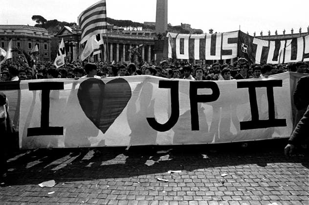 Archivbilder der Woche KW05 World assembly of the young people catholics VATICAN CITY APRIL 1: Young people with a banner with an acronym that says: Pope John Paul II we love you, waiting the papal Angelus, during World assembly of the young people catholics in St. Peter s Square on April 1, 1985 in Vatican City. Vatican City Copyright: xStefanoxMontesix