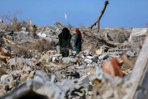 Gazans can return home Two displaced Palestinians walk through debris in Gaza on February 1, 2025. They are returning home after the ceasefire between Hamas and Israel. Gaza Gaza Strip Palestinian territories Copyright: xMoizxSalhix