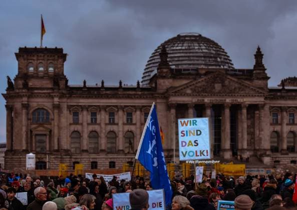 News Themen der Woche KW05 News Bilder des Tages Politik , Aufstand der Anstaendigen Demo für die Brandmauer in Berlin 02.02.2025, xdanxx, Politik, Aufstand der Anstaendigen Demo für die Brandmauer emspor, v.l.Menschen halten während einer Demonstration unter dem Motto Â«Aufstand der Anständigen - Demo für die BrandmauerÂ» Schilder hoch, auf denen unter anderem Â«Wir sind das VolkÂ» steht Berlin Reichstagswiese Berlin Deutschland (DE) *** Politik , Aufstand der Anstaendigen Demo für die Brandmauer in Berlin 02 02 2025, xdanxx, Politik, Aufstand der Anstaendigen Demo für die Brandmauer emspor, v l People hold up signs during a demonstration under the slogan Aufstand der Anständigen Demo für die Brandmauer , on which among other things We are the people is written Berlin Rei Copyright: xDanielxLakomskix