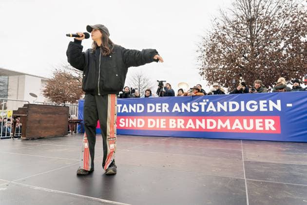 Bilder des Jahres 2025, Entertainment 02 Februar Entertainment Themen der Woche KW05 Entertainment Bilder des Tages 2024-02-02,Berlin,Demo Aufstand der Anständigen: Rettet die Brandmauer! Protest gegen die CDU,Nina Chuba Deutsche Musikerin und Sängerin *** 2024 02 02,Berlin,Demo Aufstand der Anständigen Rettet die Brandmauer Protest gegen die CDU,Nina Chuba German musician and singer
