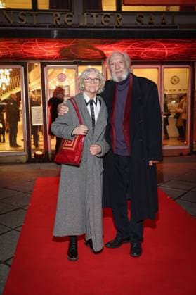 Entertainment Themen der Woche KW05 Entertainment Bilder des Tages Premiere von KEINER HAT GESAGT, DASS DU AUSZIEHEN SOLLST Achim Wolff mit Ehefrau Rita Feldmeier Berliner Premiere von KEINER HAT GESAGT, DASS DU AUSZIEHEN SOLLST von Nick Hornby in der Komödie am Kurfürstendamm im Ernst-Reuter-Saal in Berlin Reinickendorf *** Premiere of KEINER HAT GESAGT, DASS DU AUSZIEHEN SOLLST Achim Wolff with wife Rita Feldmeier Berlin premiere of KEINER HAT GESAGT, DASS DU AUSZIEHEN SOLLST by Nick Hornby at the Komödie am Kurfürstendamm in the Ernst Reuter Saal in Berlin Reinickendorf Copyright: xEventpressxFuhrx