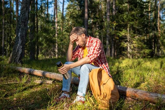 IMAGO Creative, Gesellschaft, Leisure Sickness Müder Wanderer, der eine Pause in den Bergen macht und sich schlecht fühlt, weil er auf einem Baumstamm im Wald sitzt. Müder Wanderer, der eine Pause in den Bergen macht und sich schlecht fühlt, weil er auf einem Baumstamm im Wald sitzt. ,model released, Symbolfoto Copyright: xZoonar.com DmitriixMarchenkox 22733453 ,model released, Symbolfoto ,property released