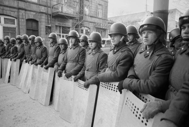 Archivbilder der Woche KW06 Baku, Azerbaijan SSR, USSR. Soviet Army servicemen stand on guard on one of the central streets as part of measures to restore order following Armenian pogroms in the city during the Armenian-Azerbaijani conflict. Andrey Solovyov TASS  18391425