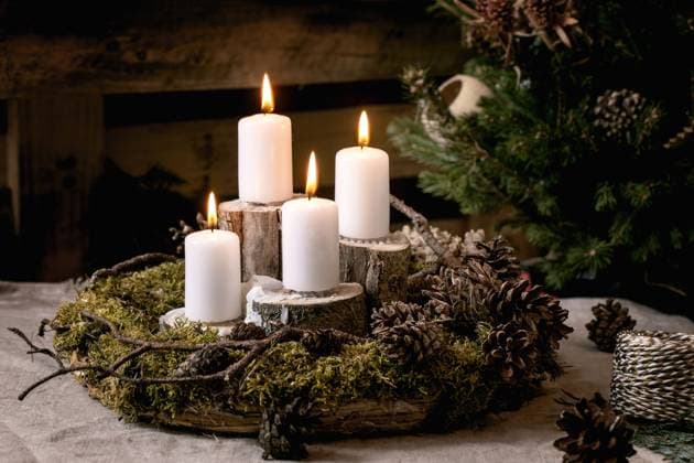 Weihnachtsmode ruistische Inneneinrichtung mit handwerklichen Geschenken Christmas fashion rustic style interior decor. DIY natural moss wreath and Advent burning candles on table. Wooden pallet as background. Trend eco friendly holidays design Copyright: xZoonar.com NATASHAxBREENx 22744386