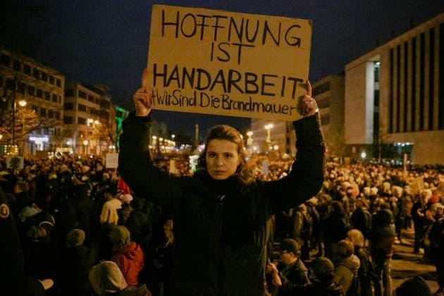 Bilder des Jahres 2025, News 02 Februar News Themen der Woche KW05 News Bilder des Tages Luisa Neubauer hält ein Demonstrationsschild mit der Aufschrift Hoffnung ist Handarbeit Wir sind die Brandmauer inmitten einer großen Menschenmenge. Die von Campact, Fridays for Future und dem DGB organisierte Demonstration in Berlin versammelte über 160.000 Menschen, um ein Zeichen gegen eine politische Zusammenarbeit mit der AfD zu setzen. Die Teilnehmer forderten eine klare Abgrenzung demokratischer Parteien von rechtsextremen Strömungen. Berlin Berlin Germany Copyright: xHamixRoshanx
