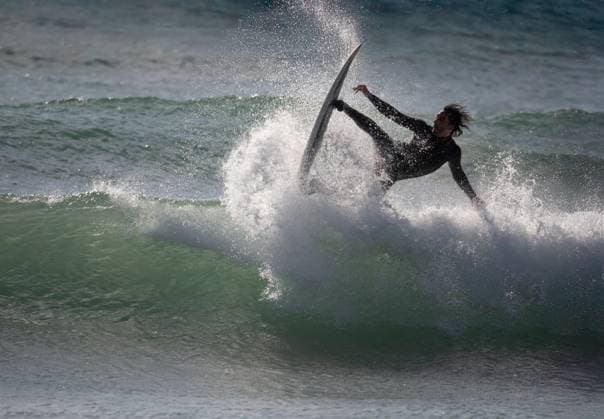 Surfer performing trick on ocean wave Sitges, Catalonia, Spain CR_SCLO250130-1641907-01 ,model released, Symbolfoto