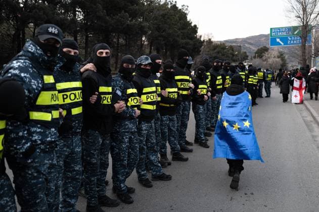 Bilder des Jahres 2025, News 02 Februar News Themen der Woche KW05 News Bilder des Tages Thousands Of Demonstrators Trying To Block Highway In Tbilisi Amid Unrest Thousands of demonstrators try to block a highway near the Tbilisi Mall, but a large number of police forces prevent them, leading to violence and the arrest of a number of protesters, including two opposition leaders. This protest is for the release of political prisoners and against the Georgian government s postponement of European Union accession talks until 2028, for the 67th consecutive day, in Tbilisi, Georgia, on February 2, 2025. Tbilisi Georgia  Copyright: xJeromexGillesx originalFilename: chobeaux-georgiap250202_npI64.jpg